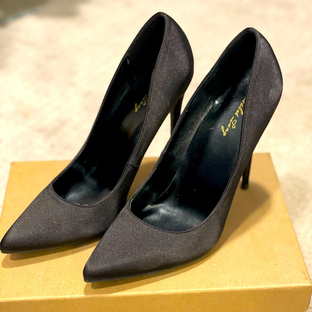 Beautiful never worn 4 1/2 inch satin formal shoes